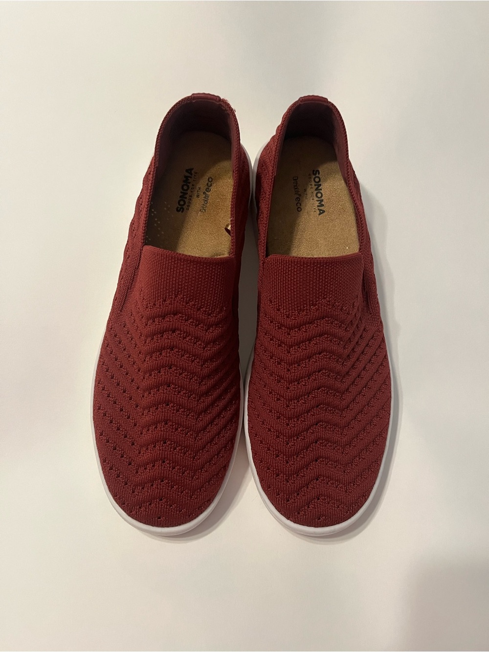 Sonoma Catahoula Women’s  Slip-On Knit Sneakers in Burgundy like new size 8 med